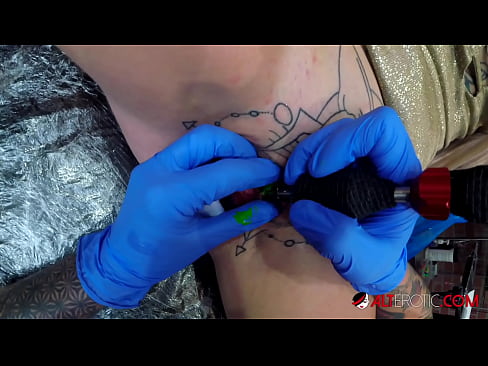 ❤️ Itin tatuiruota karšta Sully Savage gavo tatuiruotę ant savo klitorio ️ Porno prie mūsų